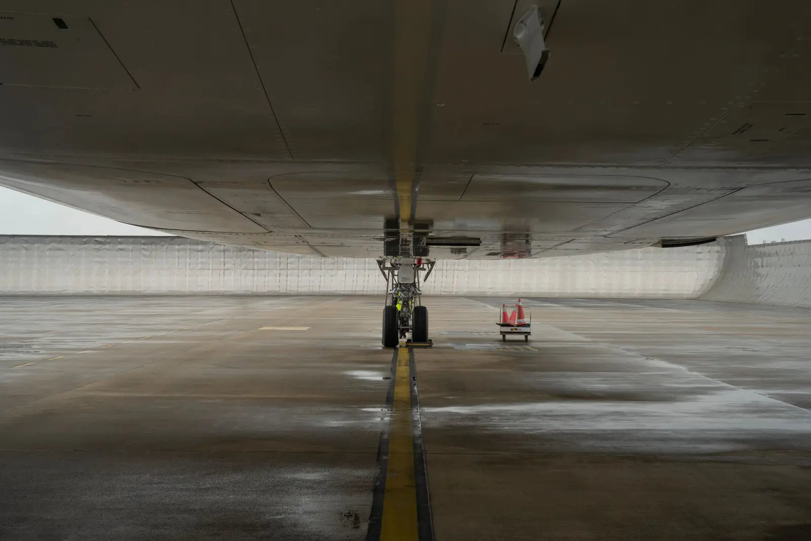 Aircraft undercarriage on the apron